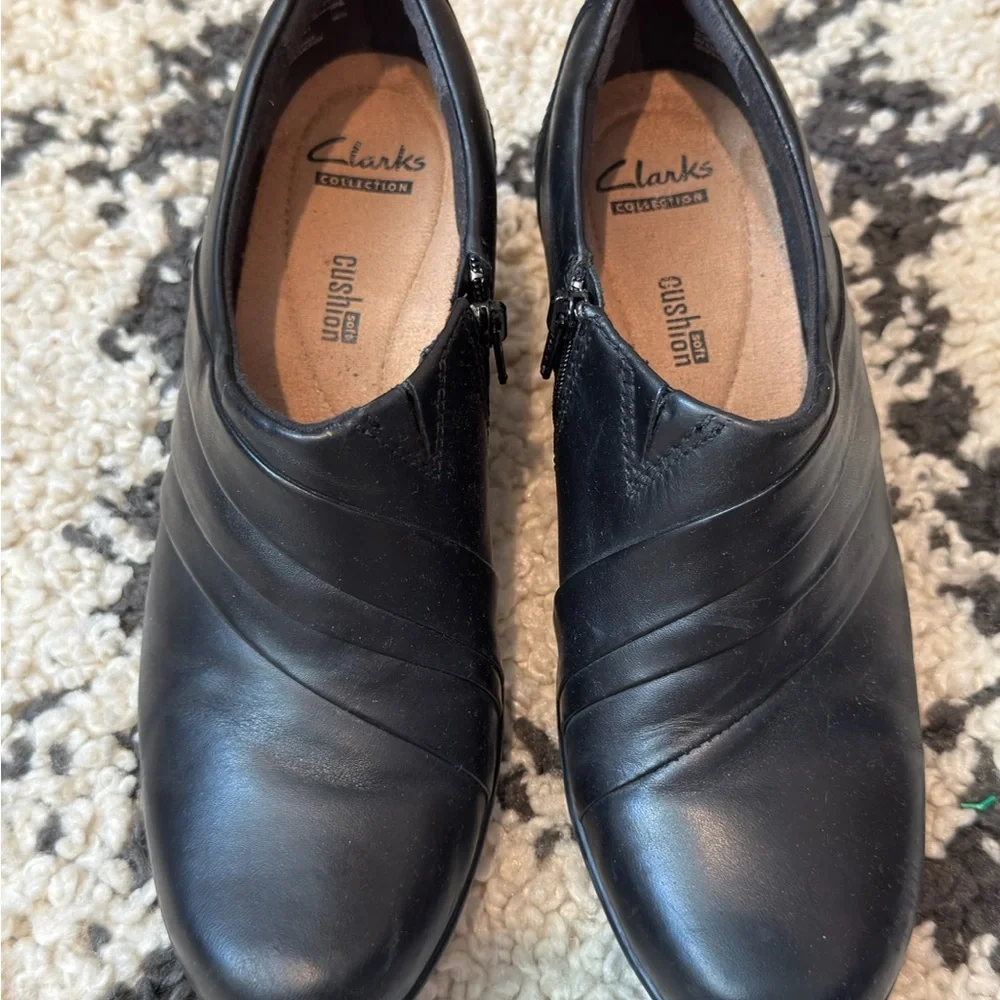 Clarks Black Leather Women’s Comfort Bootie Size 8